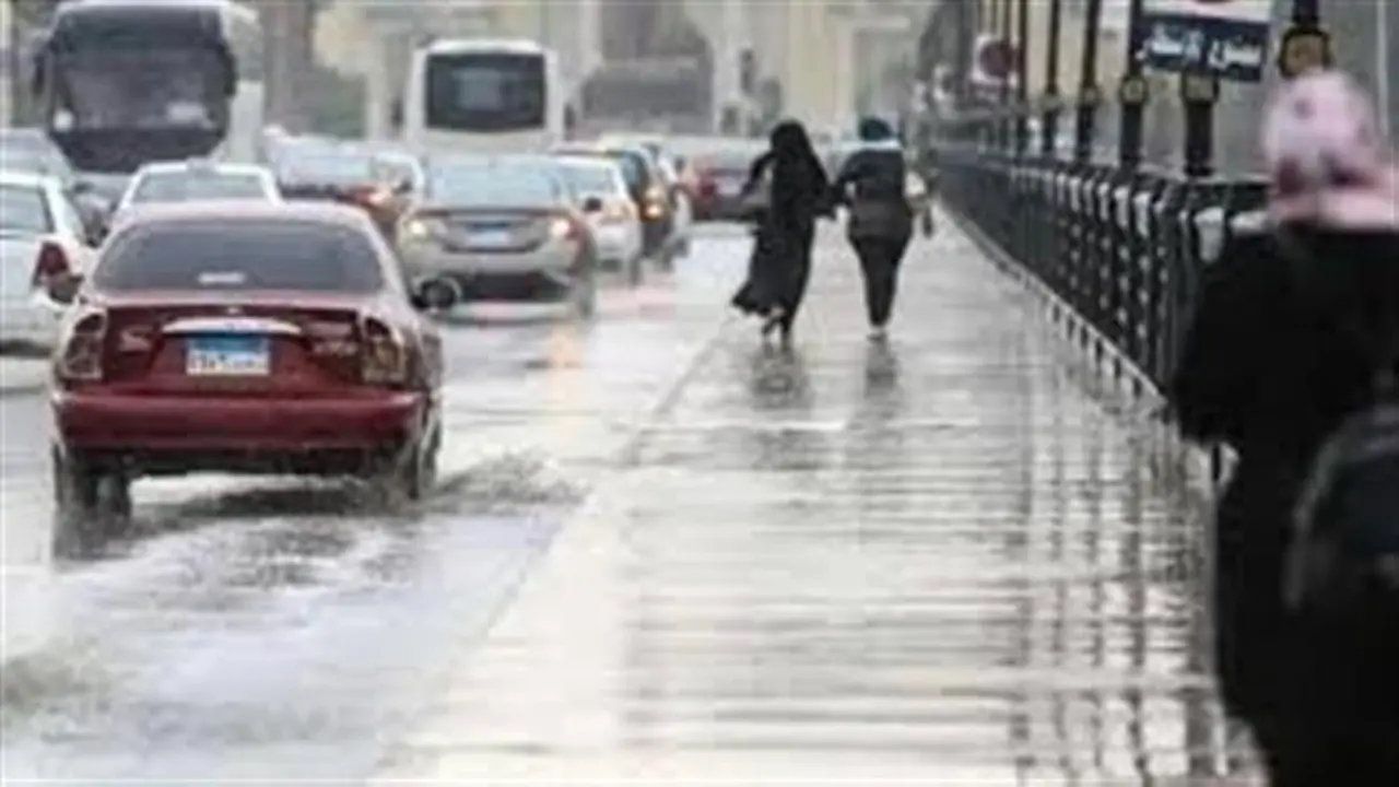 تحذير لـ 4 محافظات.. موعد هطول الأمطار الغزيرة وظهور الشبورة الكثيفة بالبلاد